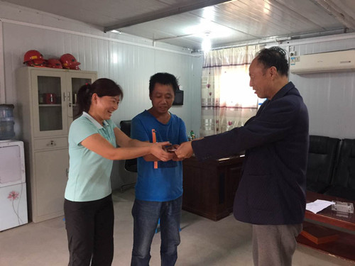 “金秋助學(xué)”，礦建二公司在行動