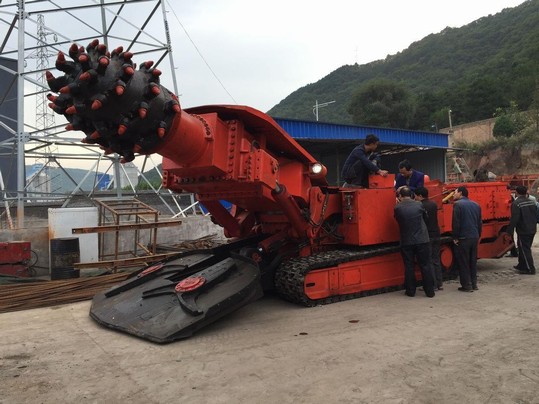 礦建三公司雙龍項目部 EBZ-230掘進(jìn)機順利入井