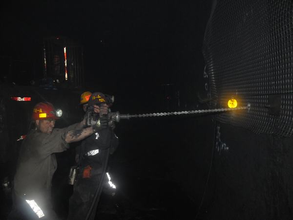 掘進公司推進百日安全活動“穩(wěn)、準、狠”