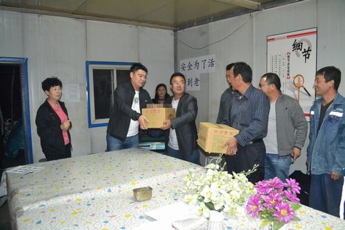 機(jī)電安裝公司領(lǐng)導(dǎo)“雙節(jié)”走基層慰問(wèn)情暖人心