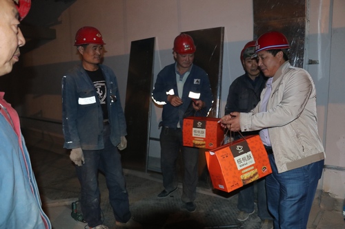 澄合分公司領(lǐng)導(dǎo)中秋國(guó)慶深入一線慰問(wèn)干部職工