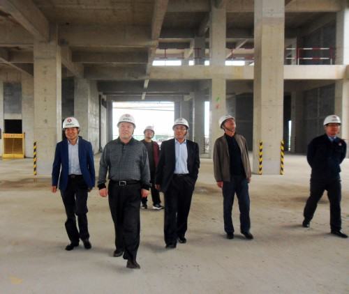 陜煤集團(tuán)總經(jīng)理助理、建設(shè)集團(tuán)聯(lián)合黨委書記、董事長(zhǎng)寧興剛“雙節(jié)”期間深入澄合分公司中科遙感工地慰問(wèn)施工一線的干部職工