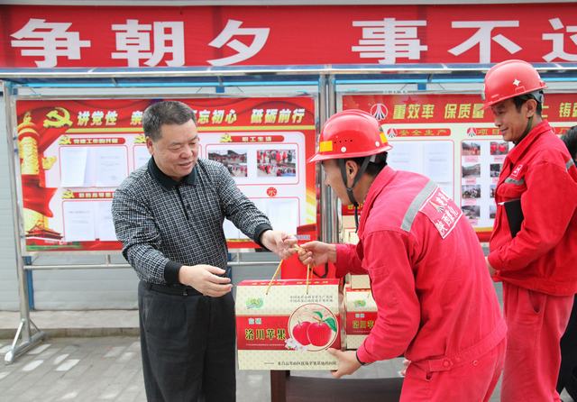 陜煤集團(tuán)總經(jīng)理助理、建設(shè)集團(tuán)聯(lián)合黨委書記、董事長(zhǎng)寧興剛一行深入礦建二公司冶坪項(xiàng)目部慰問(wèn)一線職工
