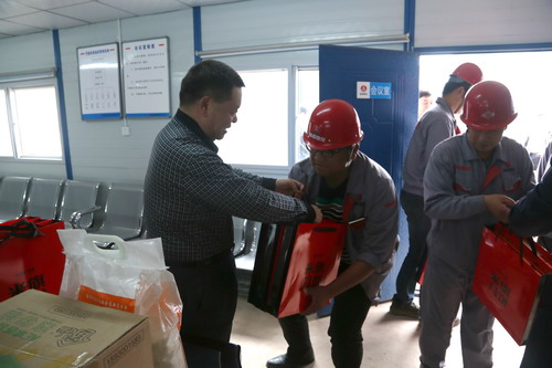 陜煤集團(tuán)總經(jīng)理助理、建設(shè)集團(tuán)聯(lián)合黨委書記、董事長(zhǎng)寧興剛一行深入基層慰問(wèn)一線員工