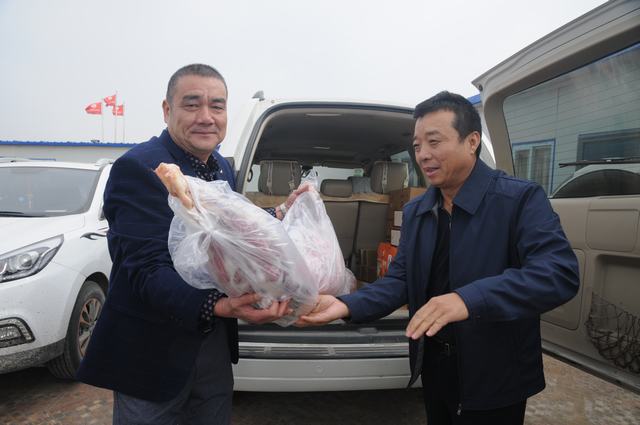 掘進公司黨政領導節(jié)日慰問一線員工