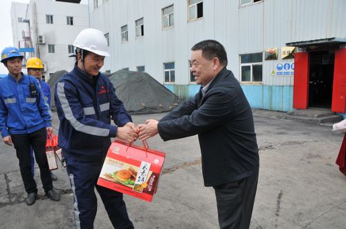 陜煤集團(tuán)總經(jīng)理助理、建設(shè)集團(tuán)聯(lián)合黨委書記、董事長(zhǎng)寧興剛一行節(jié)日期間深入洗選煤運(yùn)營(yíng)公司基層慰問(wèn)一線員工
