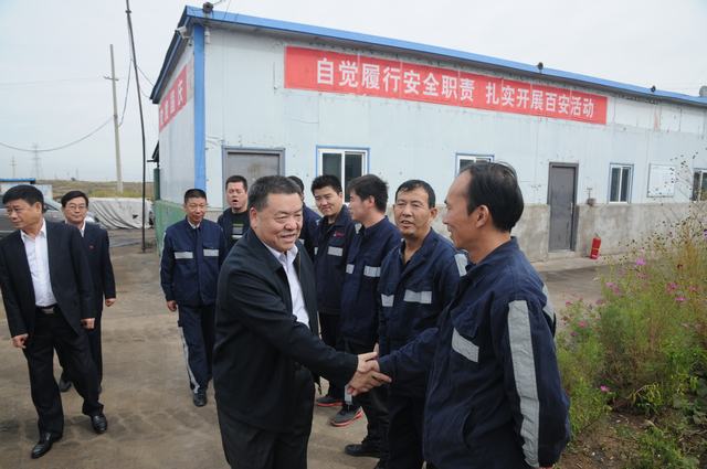陜煤集團(tuán)總經(jīng)理助理、建設(shè)集團(tuán)聯(lián)合黨委書記、董事長(zhǎng)寧興剛一行深入掘進(jìn)公司紅柳林項(xiàng)目部走訪慰問(wèn)
