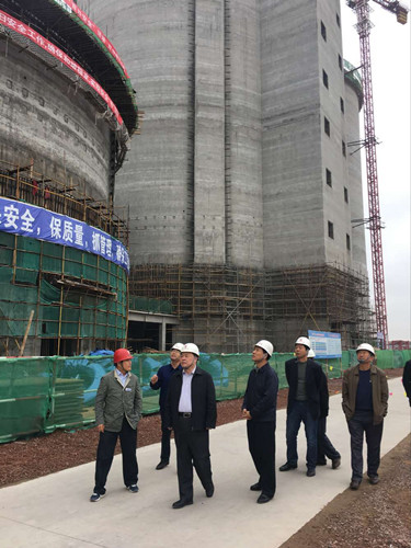 陜煤集團(tuán)總經(jīng)理助理、建設(shè)集團(tuán)聯(lián)合黨委書記、董事長(zhǎng)寧興剛一行中秋節(jié)深入天工公司土建第二項(xiàng)目部走訪慰問(wèn)