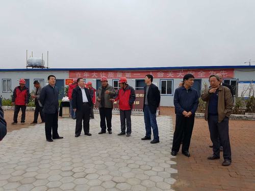 陜煤集團(tuán)總經(jīng)理助理、建設(shè)集團(tuán)聯(lián)合黨委書記、董事長(zhǎng)寧興剛一行蒞臨韓城分公司榆北煤業(yè)公司小保當(dāng)?shù)V施工現(xiàn)場(chǎng)和大家一起過(guò)中秋