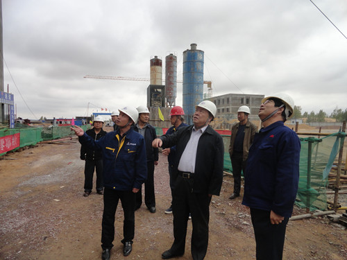 陜煤集團(tuán)總經(jīng)理助理、建設(shè)集團(tuán)聯(lián)合黨委書記、董事長(zhǎng)寧興剛一行中秋節(jié)深入曹家灘項(xiàng)目工地視察慰問(wèn)