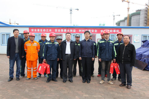 到一線，送祝福，鼓干勁