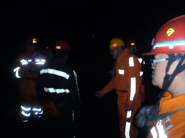 掘進(jìn)公司百米井下現(xiàn)場會(huì)找問題 定標(biāo)準(zhǔn) 鼓士氣