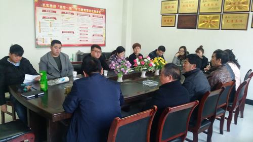 銅煤公司第十二項目部黨支部開展“貫徹黨的十九大精神，如何做一名合格黨員”專題學(xué)習(xí)研討會