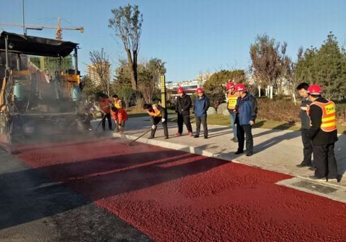 追趕超越，完成彩色路面工程，實現(xiàn)第一階段目標