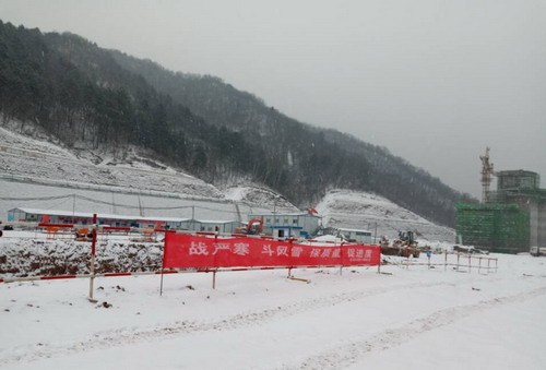 銅川分公司第一項目部戰(zhàn)風雪斗嚴寒 全力以赴保施工