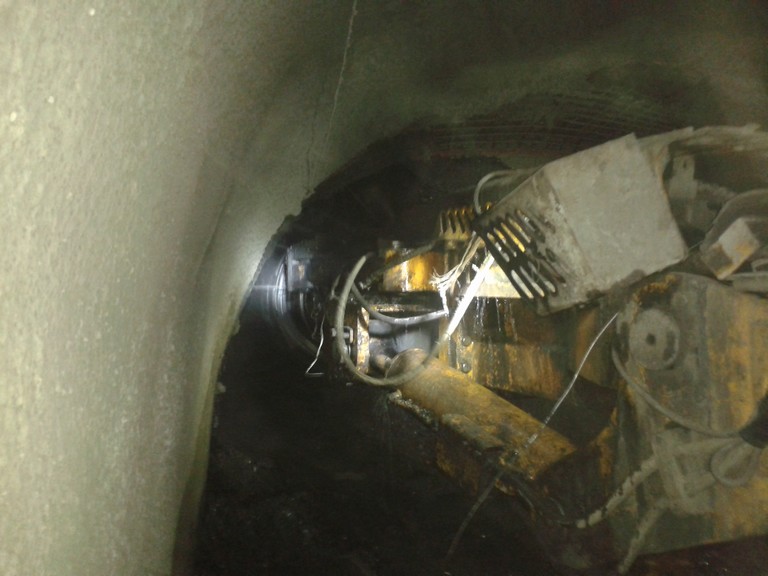 礦建三公司雙龍項目部西翼運輸巷與1#聯(lián)巷順利貫通