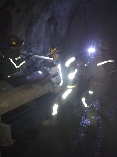 機(jī)電安裝公司檸條塔項目部水泵房排水管道安裝如火如荼