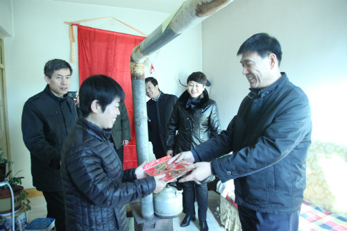  心系困難職工，情暖困難黨員