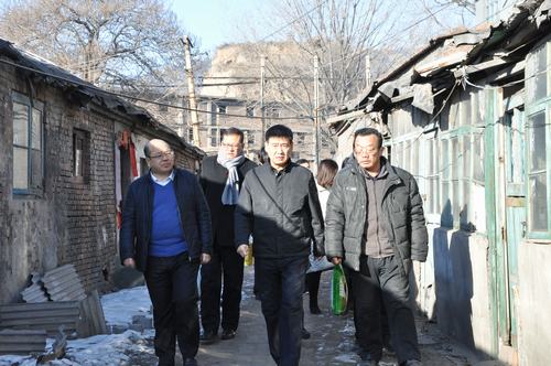 建設(shè)集團(tuán)聯(lián)合黨委副書記、紀(jì)委書記、工會(huì)主席侯本英 為韓城分公司困難職工送來春節(jié)祝福