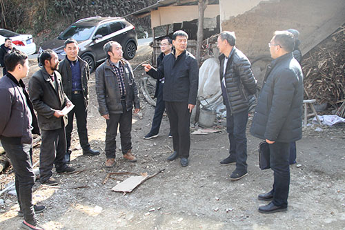 建設(shè)集團聯(lián)合黨委副書記 紀委書記 工會主席侯本英前往大壩村慰問貧困戶