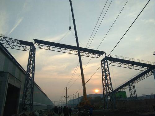 銅煤公司承建的美鑫氧化鋁1#、2#倉庫工程桁架成功實現(xiàn)合攏施工