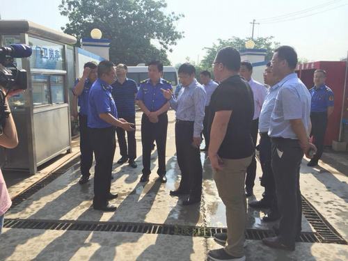 渭南臨渭區(qū)副區(qū)長(zhǎng)楊宇英赴朝陽大街拆遷安置項(xiàng)目督查治污減霾工作