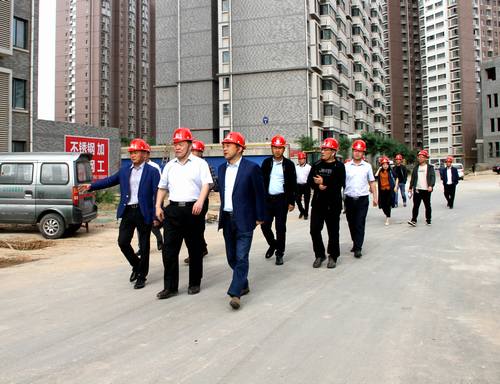 寧興剛、王明智一行深入銅煤1#、2#住宅小區(qū)施工現(xiàn)場(chǎng)調(diào)研指導(dǎo)工作