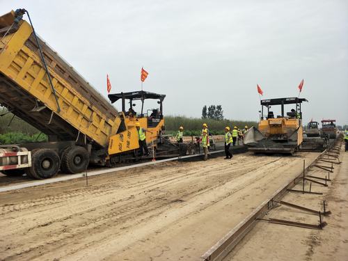 陜煤建設澄合分公司G242大荔過境公路建設工程水穩(wěn)攤鋪全面展開