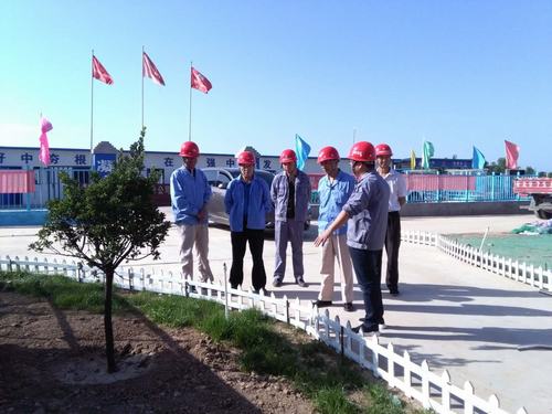 陜西渭河彬州化工公司總經(jīng)理趙亞周深入乙二醇生活區(qū)項(xiàng)目檢查工作