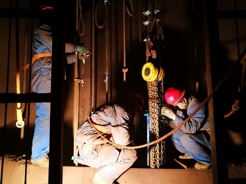 陜煤建設(shè)機(jī)電安裝公司酒鋼項(xiàng)目部“快、準(zhǔn)、穩(wěn)”調(diào)試罐籠記