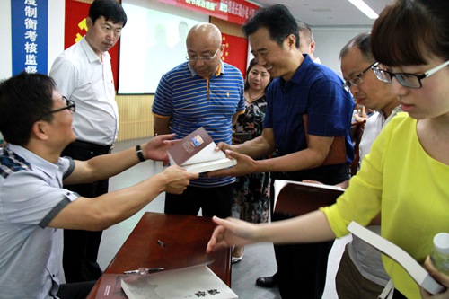 陜煤建設公司“慶七一?憶黨史”暨付增戰(zhàn)簽名贈書活動圓滿成功