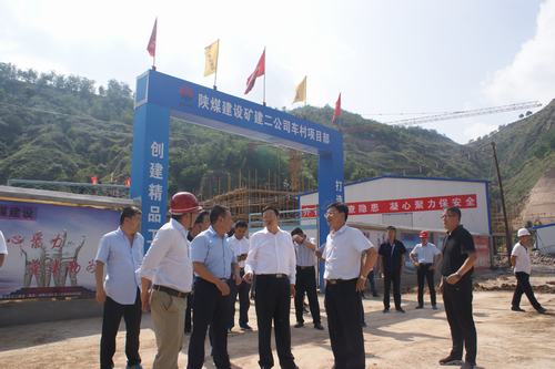 延安市委副書(shū)記、市長(zhǎng)薛占海蒞臨陜煤建設(shè)礦建二公司車村項(xiàng)目調(diào)研