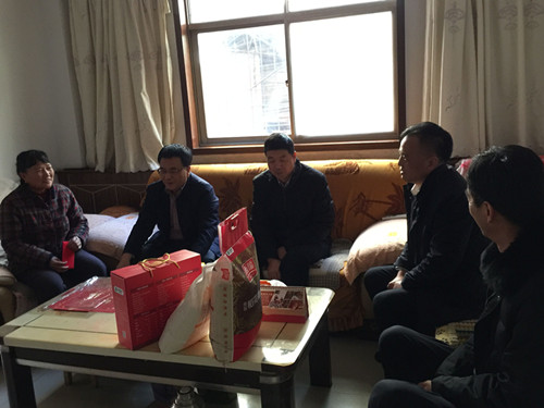 王明智走訪慰問機電安裝公司困難職工