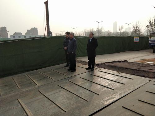 陜煤集團副總經(jīng)理閔龍一行蒞臨藍(lán)山水岸工地檢查指導(dǎo)工作