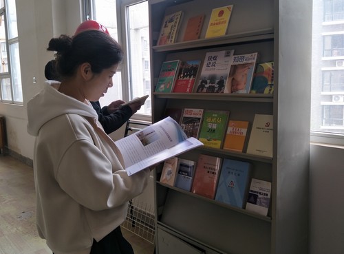 陜煤建設銅煤公司工會開展“送知識到一線” 贈書活動