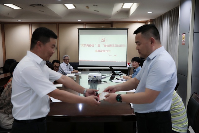 亮身份，陜煤建設(shè)路橋分公司黨員干部在行動(dòng)！