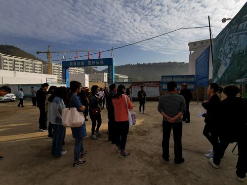 “新中國(guó)從這里走來”網(wǎng)絡(luò)主題活動(dòng)媒體團(tuán)走進(jìn)陜煤建設(shè)礦建二公司車村項(xiàng)目部