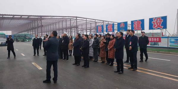 省人大代表觀摩團一行到渭南南京金龍電動車項目現(xiàn)場查看工程進度