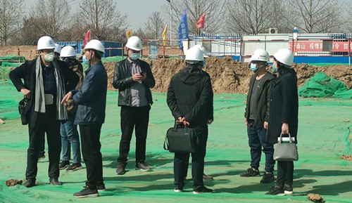 中央儲(chǔ)備糧西安直屬庫(kù)有限公司西安分公司處長(zhǎng)陳紅蒞臨天工公司承建的中儲(chǔ)糧項(xiàng)目部檢查指導(dǎo)工作