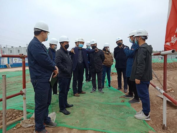 中央儲(chǔ)備糧新建項(xiàng)目領(lǐng)導(dǎo)小組組長(zhǎng)、指揮部指揮長(zhǎng)、副總經(jīng)理王錄印蒞臨天工公司中儲(chǔ)糧項(xiàng)目檢查指導(dǎo)工作