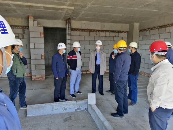 陜煤實業(yè)集團(tuán)副總經(jīng)理任廣民深入神木杏花園工程施工現(xiàn)場檢查指導(dǎo)工作