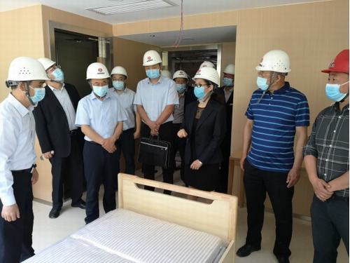 陜煤實業(yè)集團(tuán)董事長胡守平、總經(jīng)理劉文蒞臨西煤機養(yǎng)老院項目部檢查指導(dǎo)工作