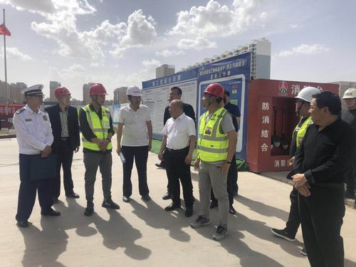 靖邊縣縣委常委、常務(wù)副縣長孟春偉一行蒞臨陜煤建設(shè)銅煤公司承建的金地華府項目檢查指導(dǎo)工作
