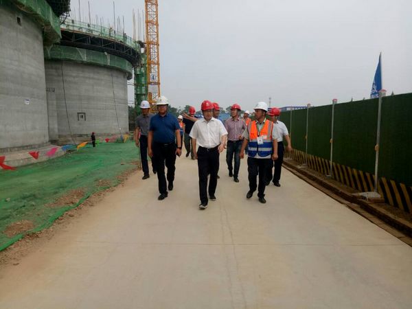 中儲糧西安分公司總經(jīng)理戴中文、新建項目領(lǐng)導小組組長王錄印蒞臨天工公司承建的中儲糧淺圓倉工地檢查指導工作