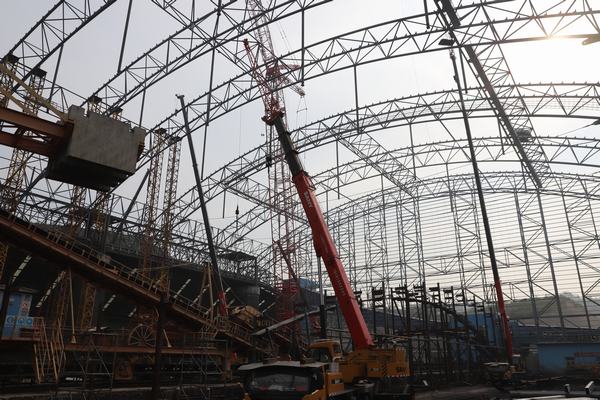 陜煤建設(shè)洗選煤運營公司舉行清水川電廠儲煤場封閉工程鋼結(jié)構(gòu)主體順利完成合攏儀式