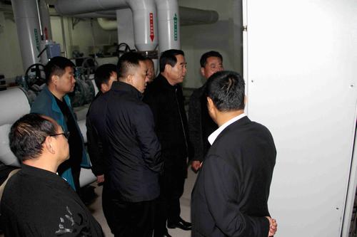 銅川礦業(yè)公司副總經(jīng)理郭全營一行深入銅煤1#、2#小區(qū)現(xiàn)場檢查指導(dǎo)供暖準(zhǔn)備工作