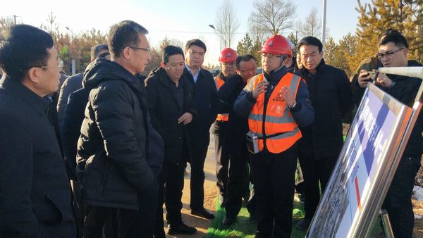 榆林市政協(xié)副主席、政府秘書(shū)長(zhǎng)、科創(chuàng)新城管委會(huì)主任趙志平一行蒞臨科創(chuàng)新城市政一期工程N(yùn)1項(xiàng)目指導(dǎo)工作
