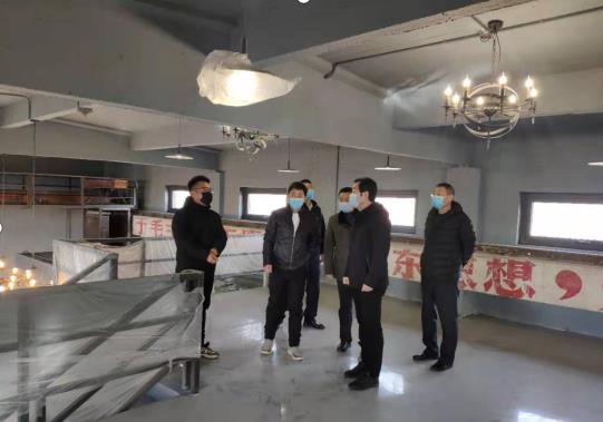 銅川礦務(wù)局執(zhí)行董事劉水利到王石凹工業(yè)遺址項(xiàng)目檢查綠宇公司第二項(xiàng)目部防疫工作