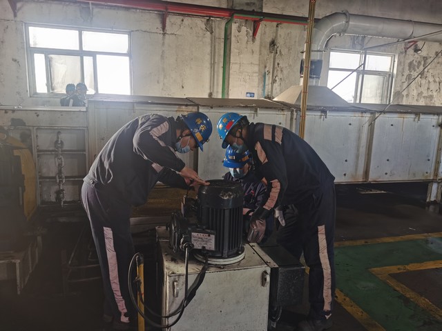 【春節(jié)一線報(bào)道】陜煤建設(shè)洗選煤運(yùn)營(yíng)公司紅柳林洗煤廠項(xiàng)目部：  堅(jiān)守崗位過(guò)除夕，送上“平安福”