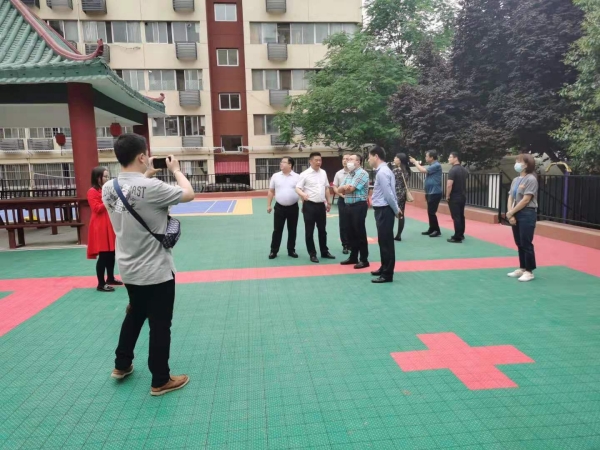 國務(wù)院住建部領(lǐng)導(dǎo)蒞臨陜煤建設(shè)老舊小區(qū)改造項(xiàng)目部光明小區(qū)指導(dǎo)工作